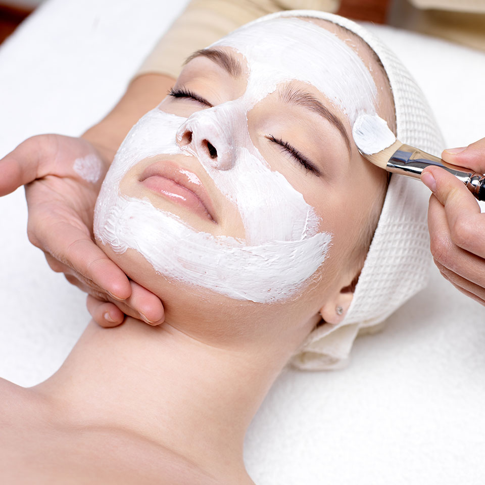 La limpieza facial ayuda a eliminar - Clínica de la Piel